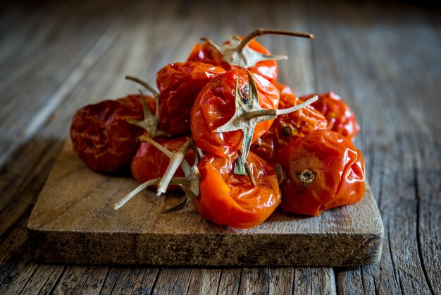 Tomates cerises séchées sur bois