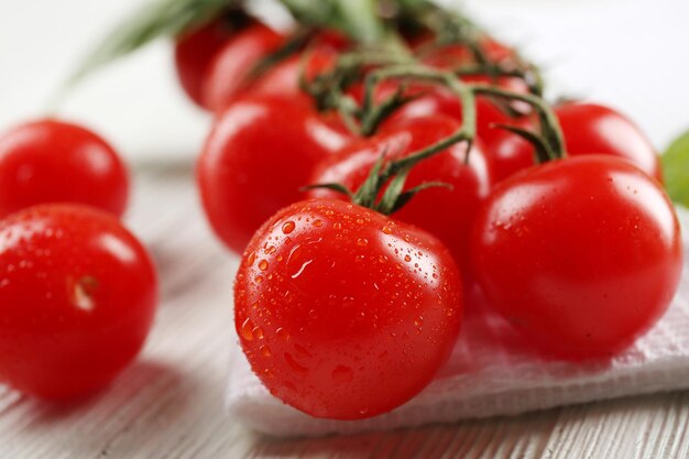 Tomates cerises sur table en bois se bouchent