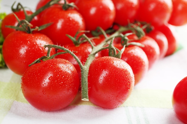 Tomates cerises sur table en bois se bouchent