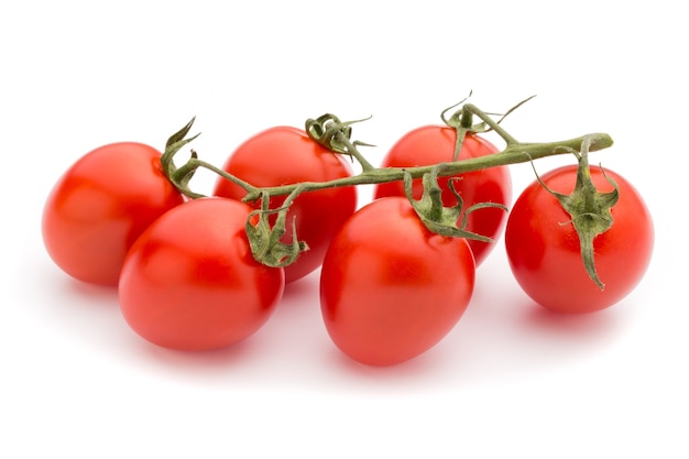 Tomates cerises. Trois tomates cerises sur fond blanc.