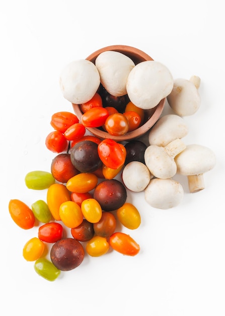 Photo des tomates et des champignons colorés isolés sur un fond blanc