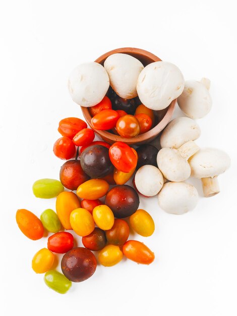 Photo des tomates et des champignons colorés isolés sur un fond blanc