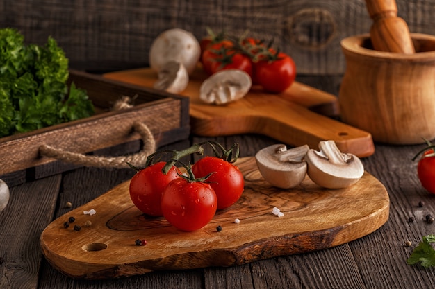 Tomates et champignons sur une planche de bois