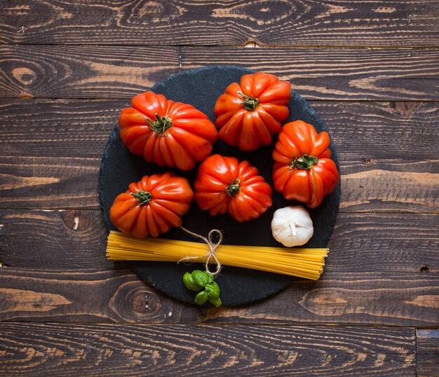 Tomates coeur de boeuf, sur une table en bois rustique