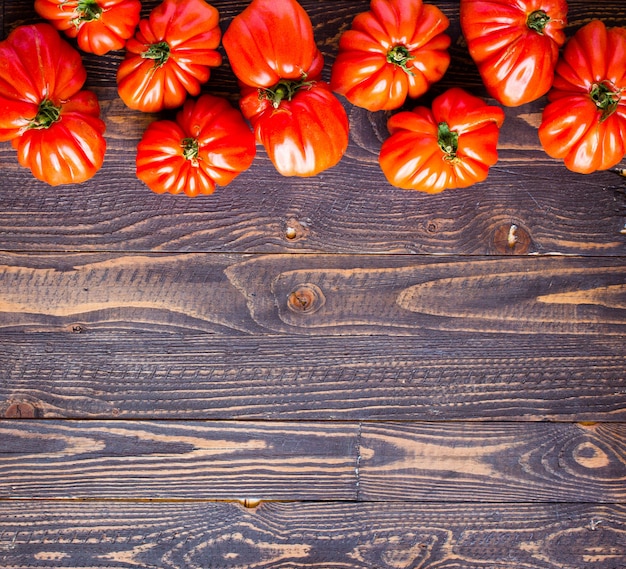 Tomates coeur de boeuf, sur une table en bois rustique