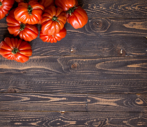 Tomates coeur de boeuf, sur une table en bois rustique