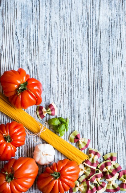 Photo tomates coeur de boeuf, sur une table en bois rustique