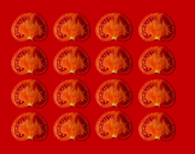 Tomates sur un collage de fond rouge avec des couleurs monochromes de tomates