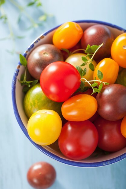 Tomates colorées dans un bol