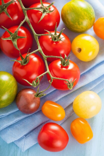 Photo tomates colorées sur serviette bleue