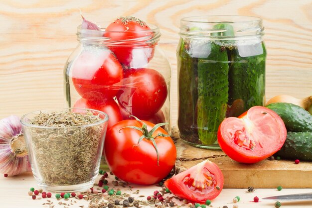 Tomates et concombres en conserve Légumes en conserve faits maison