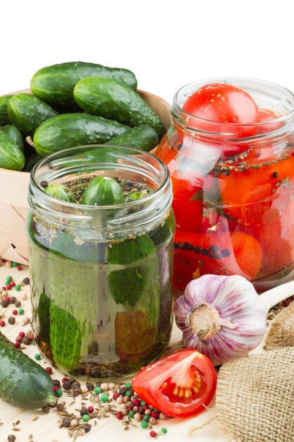 Tomates et concombres en conserve Légumes en conserve faits maison