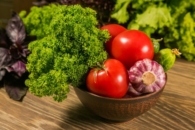 Tomates et concombres dans un bol en bois