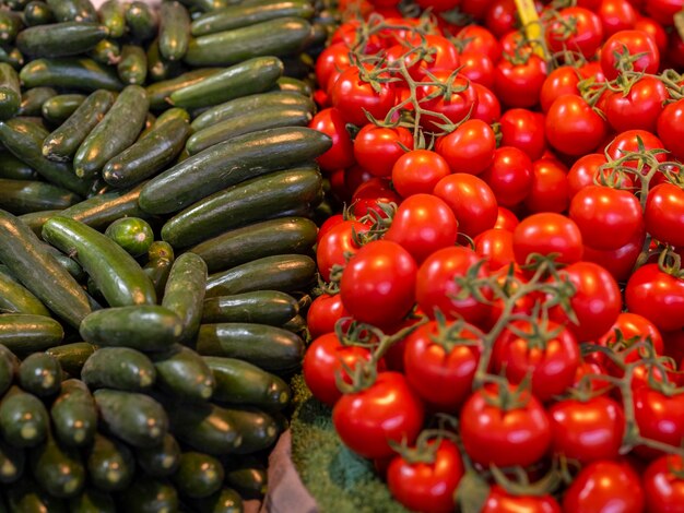 Tomates et concombres frais au marché local