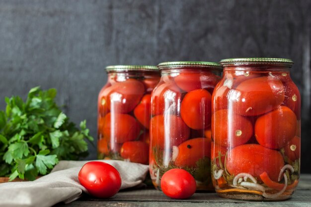 Tomates en conserve maison dans des bocaux en verre. Photo en gros plan