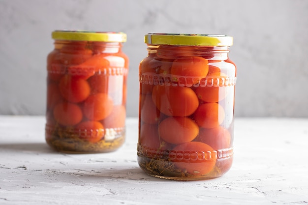 Tomates en conserve en pot de verre