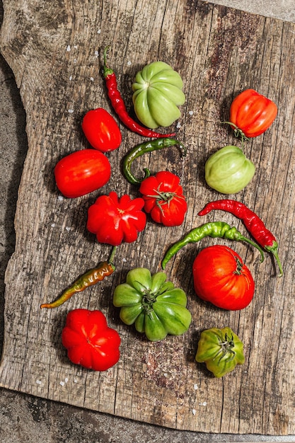 Tomates côtelées vertes et rouges sur un support en bois vintage Variété américaine ou florentine