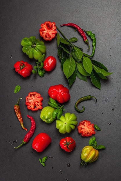 Tomates côtelées vertes et rouges Variété américaine ou florentine Légumes mûrs Feuilles de laurier fraîches