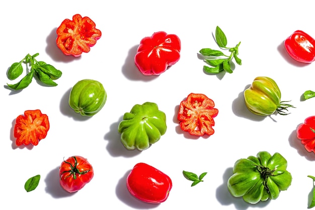 Tomates à côtes vertes et rouges isolées sur fond blanc Variété américaine ou florentine