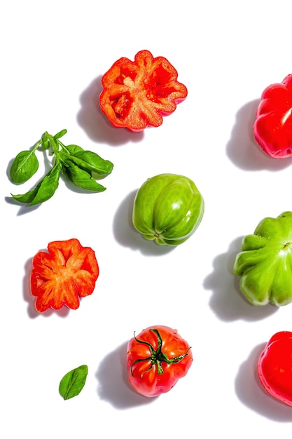 Tomates à côtes vertes et rouges isolées sur fond blanc Variété américaine ou florentine