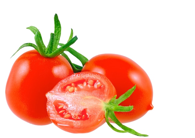 Tomates de coupe luxuriantes. Isolé sur blanc.