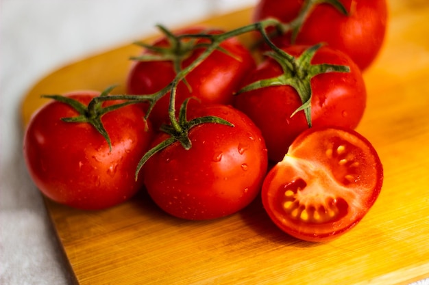 tomates coupées sur une planche