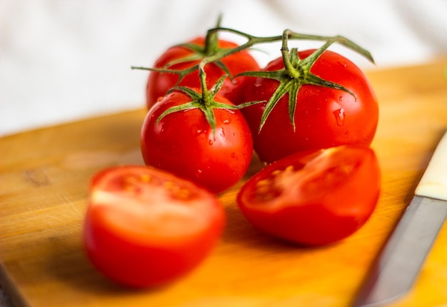 tomates coupées sur une planche