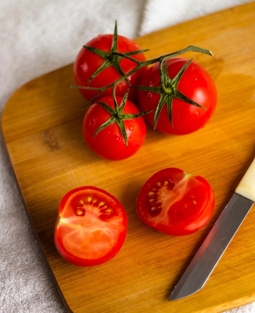 tomates coupées sur une planche