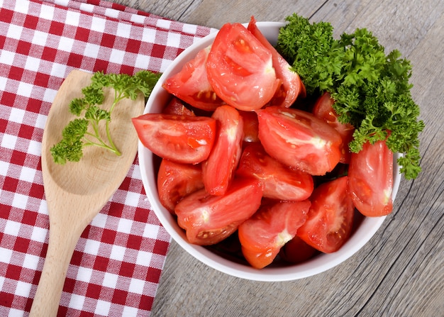 Tomates coupées en quartiers dans un bol