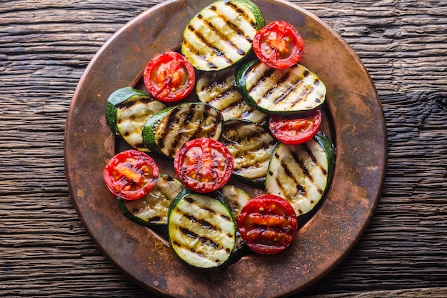 Tomates et courgettes aux légumes de saison grillés. Griller les aliments.