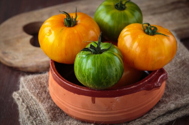 Tomates crues fraîches