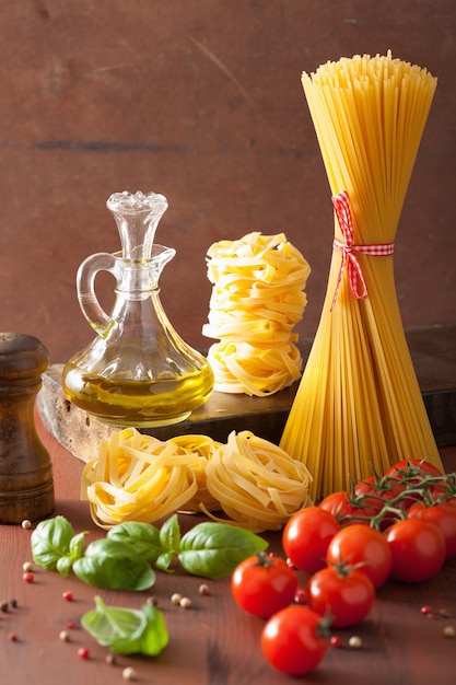 Tomates crues à l'huile d'olive. Cuisine italienne dans une cuisine rustique