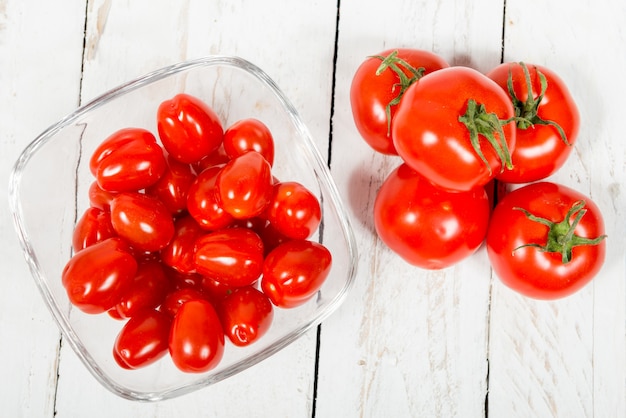 Tomates dans un bocal en verre sur une table blanche