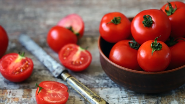 Tomates dans un bol et un couteau