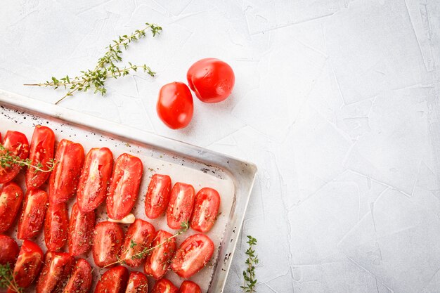 Tomates dans le plat de cuisson