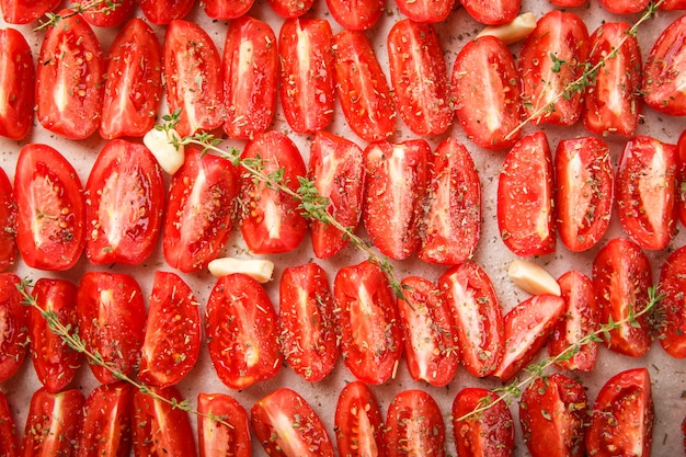 Tomates dans le plat de cuisson