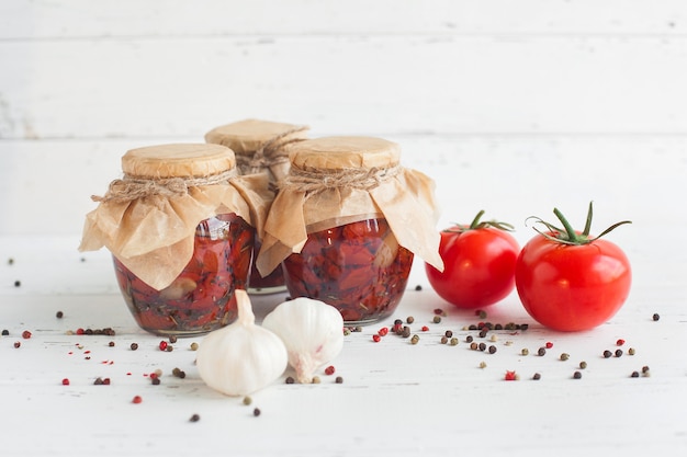 Tomates dans le pot. Tomates séchées au soleil maison. fermeture temporaire. Aliments d'été et d'automne en conserve. conserver avec des épices et des légumes.