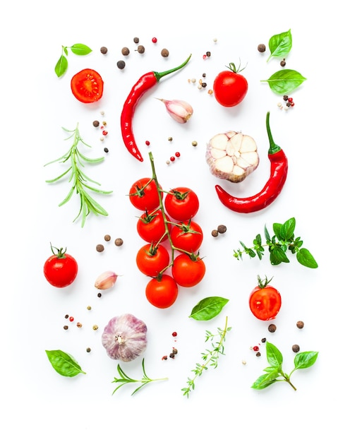 Tomates et diverses herbes et épices isolées sur fond blanc, vue de dessus de l'art alimentaire. Design alimentaire dans un restaurant italien