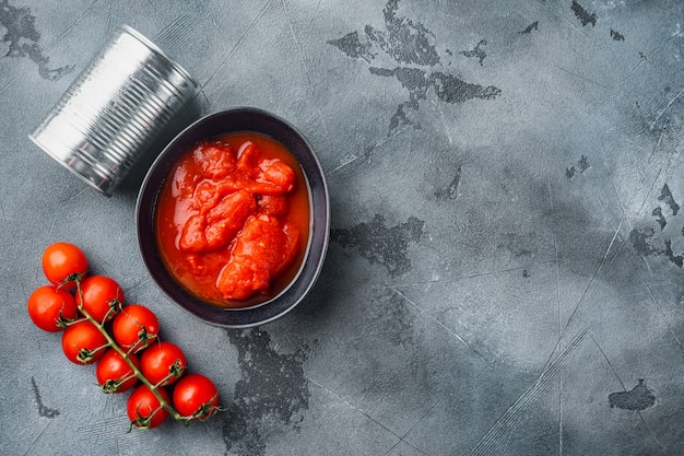 Tomates entières en conserve, sur fond gris