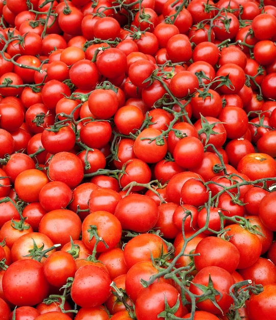 Tomates sur un étal de marché