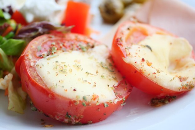 Tomates farcies au fromage du four