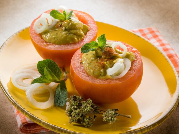 Tomates farcies à la crème d'avocat oignon et paprika