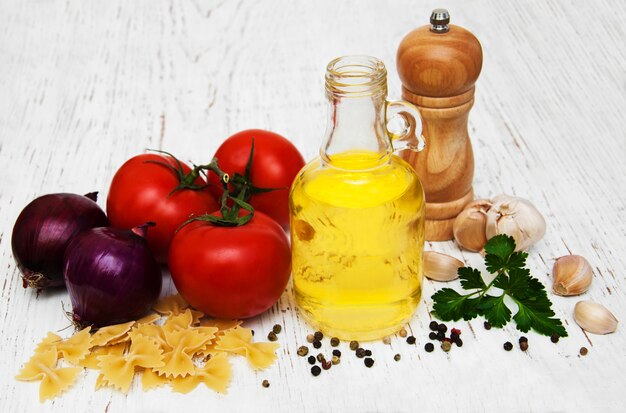 Tomates, farfalle, ail et huile d&#39;olive