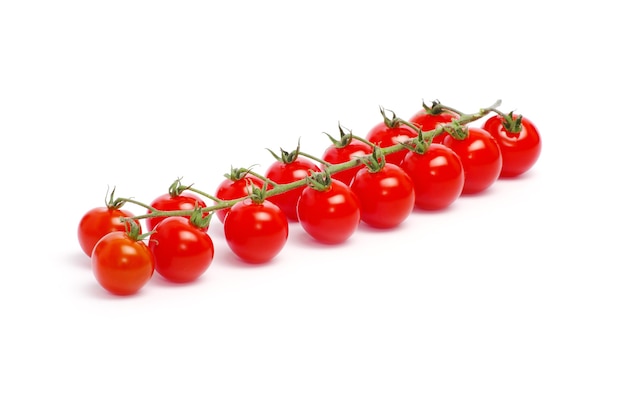 Tomates avec des feuilles vertes isolés sur fond blanc