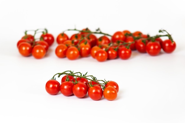 tomates sur fond blanc, vue de dessus, flatley