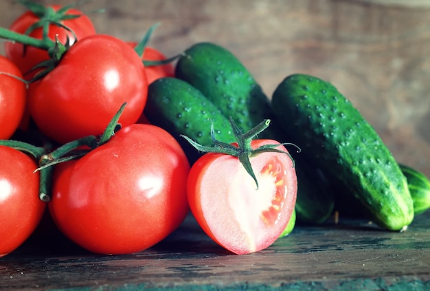 Tomates sur fond de bois