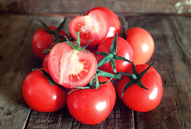 Tomates sur fond en bois