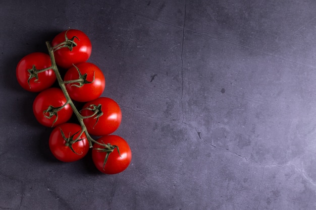 Tomates sur fond de dalle de béton