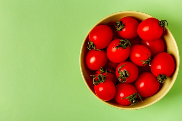 Tomates sur fond pastel vert