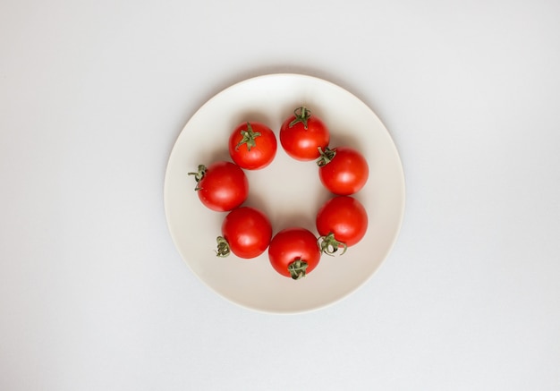 Tomates fraîches sur une assiette.